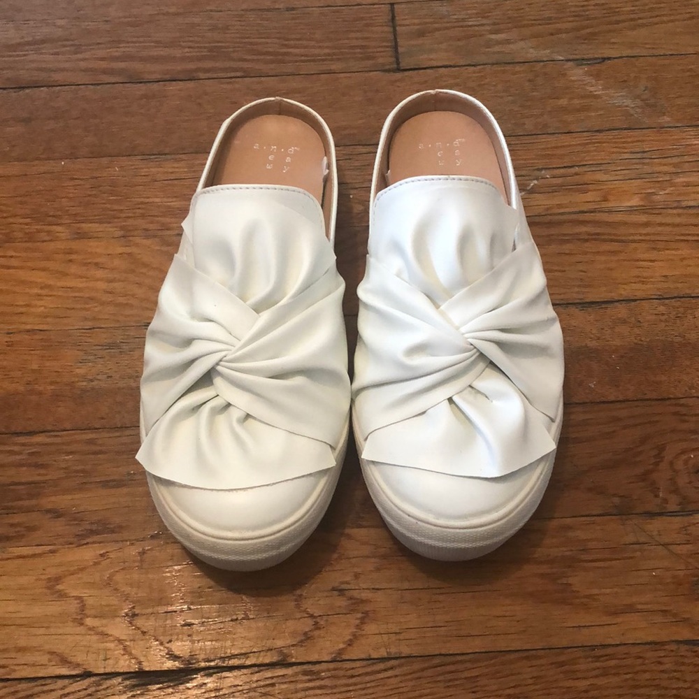 Women’s slip on sneakers - size 7